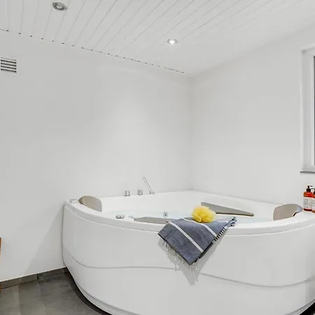 4 Bedroom Beautiful In *