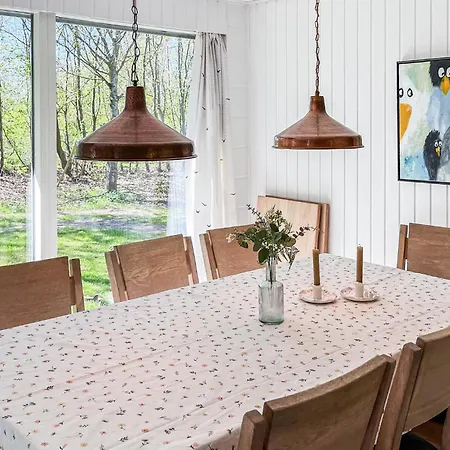 4 Bedroom Beautiful In Prázdninový dům Spottrup